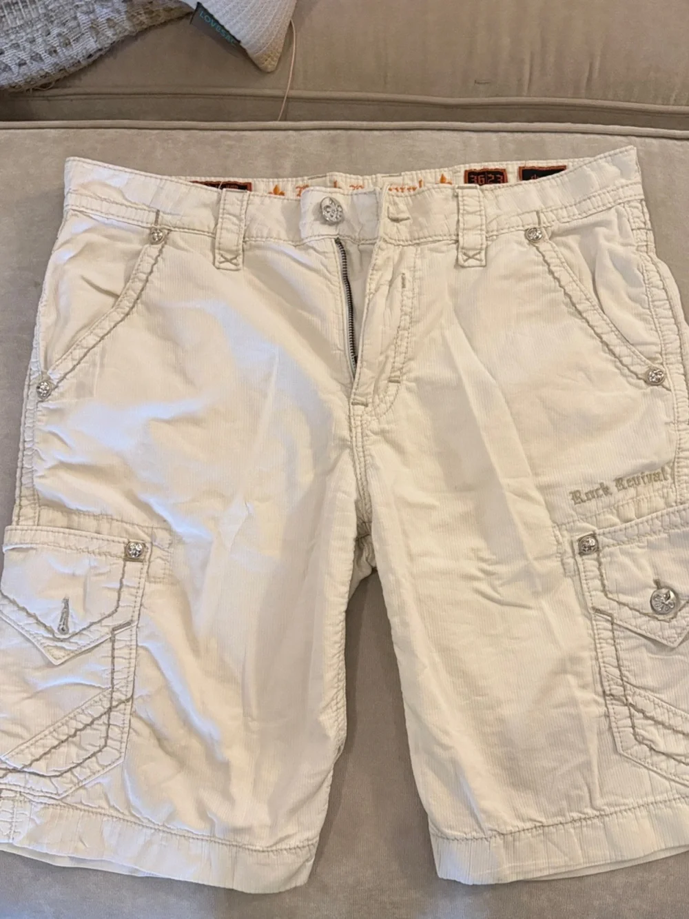 Rock Revival Men's Off-White Cargo Shorts with Embroidered Back Pockets - Picture 2 of 3